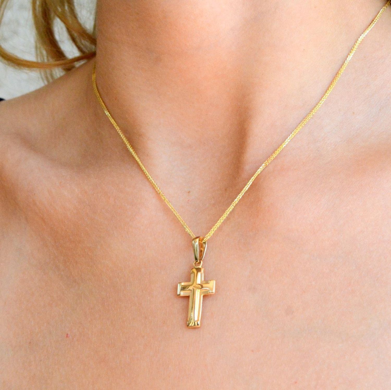 Złota zawieszka wypukły krzyżyk 585 bez.jpg